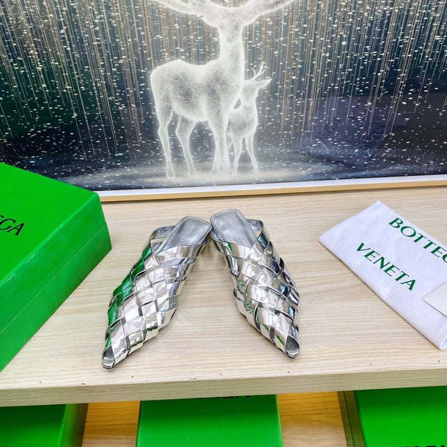 ALFIE LEATHER FLAT MULES IN SILVER PATENT CALFSKIN WITH WOVEN DESIGN