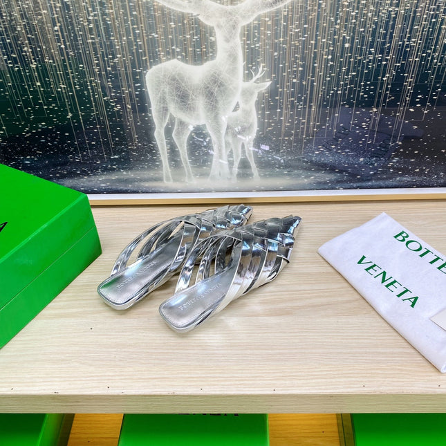 ALFIE LEATHER FLAT MULES IN SILVER PATENT CALFSKIN WITH WOVEN DESIGN