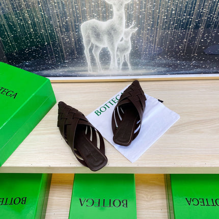 ALFIE LEATHER FLAT MULES IN CHOCOLATE BROWN PATENT CALFSKIN WITH WOVEN DESIGN