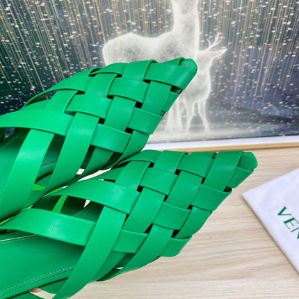 ALFIE LEATHER FLAT MULES IN EMERALD GREEN PATENT CALFSKIN WITH WOVEN DESIGN