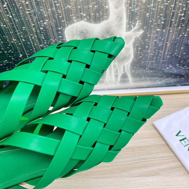 ALFIE LEATHER FLAT MULES IN EMERALD GREEN PATENT CALFSKIN WITH WOVEN DESIGN