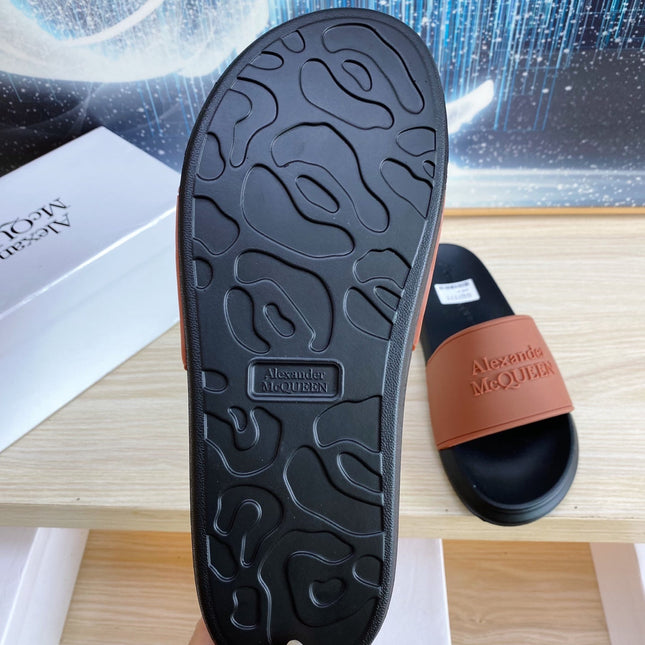 SLIDES SANDAL IN BLACK TPU WITH DARK BROWN STRAP EMBOSSED LOGO
