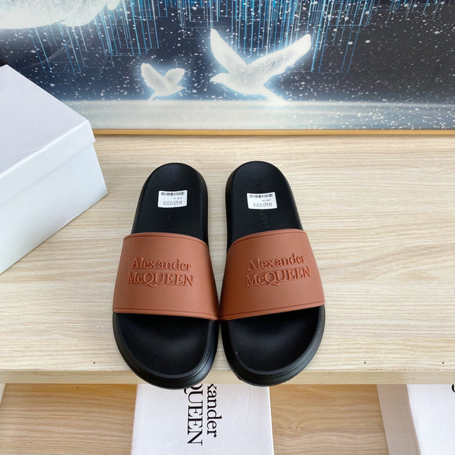 SLIDES SANDAL IN BLACK TPU WITH DARK BROWN STRAP EMBOSSED LOGO
