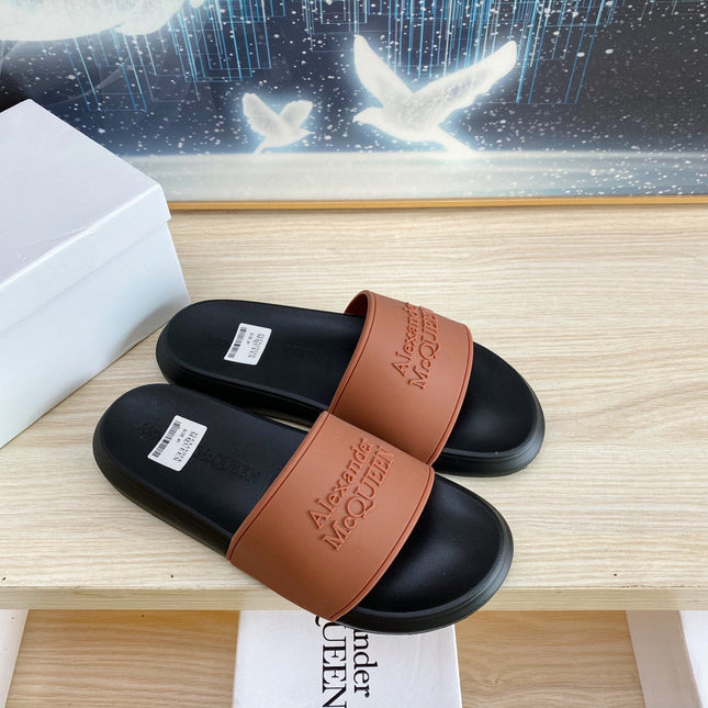 SLIDES SANDAL IN BLACK TPU WITH DARK BROWN STRAP EMBOSSED LOGO