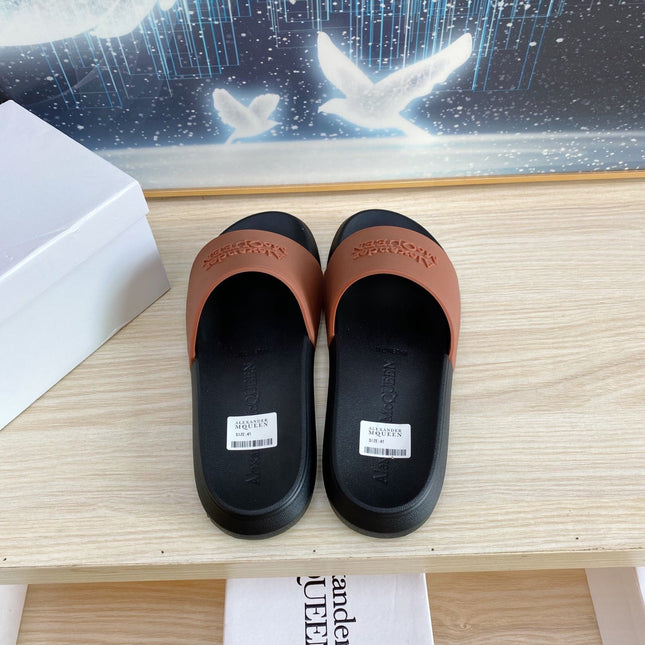 SLIDES SANDAL IN BLACK TPU WITH DARK BROWN STRAP EMBOSSED LOGO