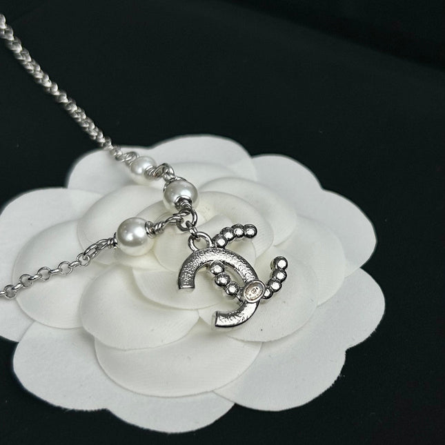 CC NECKLACE IN SILVER CHAIN WITH WHITE PEARL AND CRYSTAL EMBELLISHED LOGO