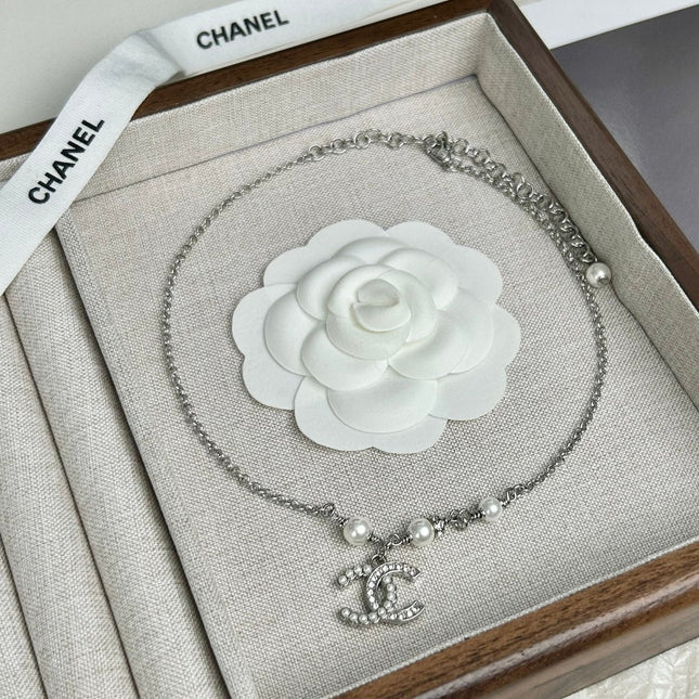 CC NECKLACE IN SILVER CHAIN WITH WHITE PEARL AND CRYSTAL EMBELLISHED LOGO