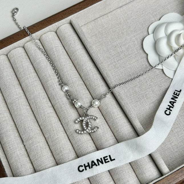 CC NECKLACE IN SILVER CHAIN WITH WHITE PEARL AND CRYSTAL EMBELLISHED LOGO