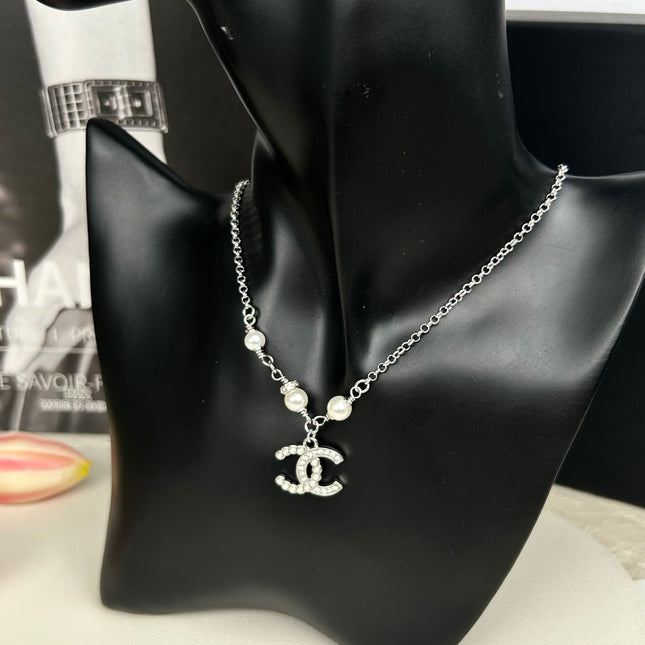 CC NECKLACE IN SILVER CHAIN WITH WHITE PEARL AND CRYSTAL EMBELLISHED LOGO