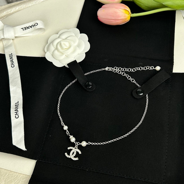 CC NECKLACE IN SILVER CHAIN WITH WHITE PEARL AND CRYSTAL EMBELLISHED LOGO