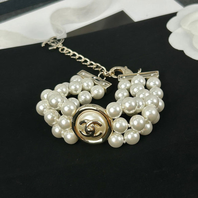 CC ROUND BUTTON RESIN BRACELET WITH THREE LAYERS OF PEARLS