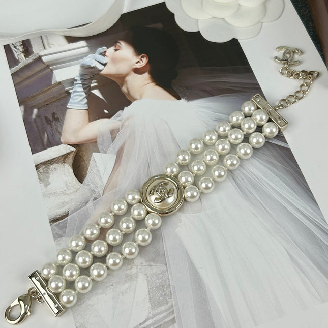 CC ROUND BUTTON RESIN BRACELET WITH THREE LAYERS OF PEARLS