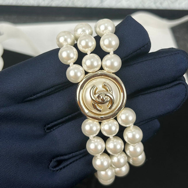 CC ROUND BUTTON RESIN BRACELET WITH THREE LAYERS OF PEARLS