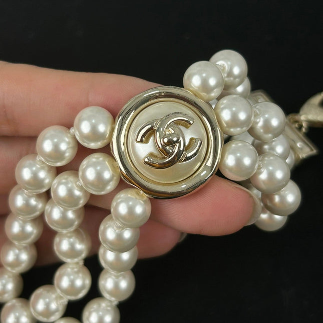 CC ROUND BUTTON RESIN BRACELET WITH THREE LAYERS OF PEARLS