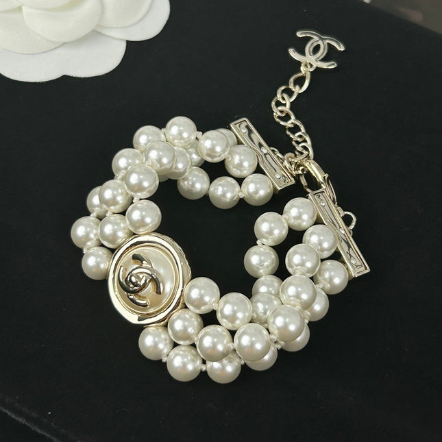 CC ROUND BUTTON RESIN BRACELET WITH THREE LAYERS OF PEARLS