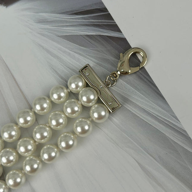 CC ROUND BUTTON RESIN BRACELET WITH THREE LAYERS OF PEARLS