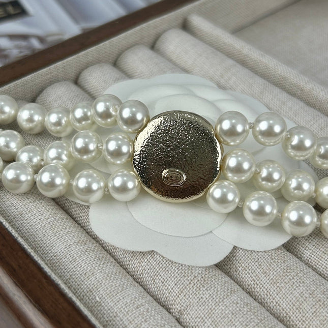 CC ROUND BUTTON RESIN BRACELET WITH THREE LAYERS OF PEARLS
