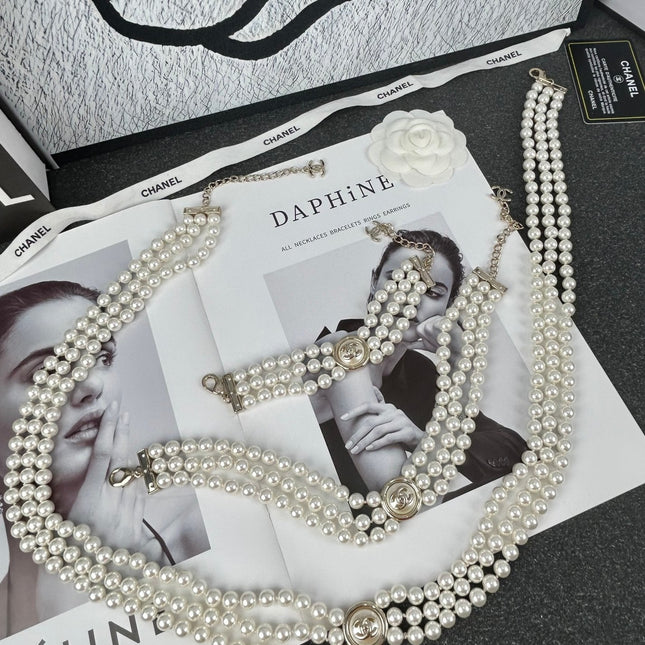 CC ROUND BUTTON RESIN BRACELET WITH THREE LAYERS OF PEARLS