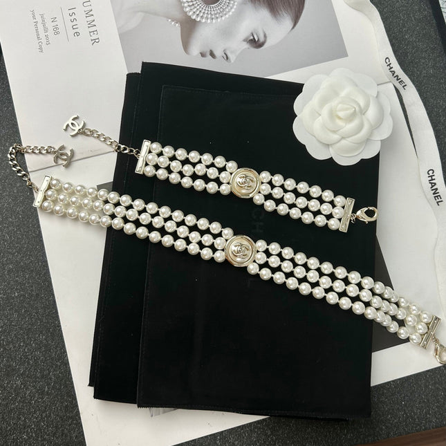 CC ROUND BUTTON RESIN BRACELET WITH THREE LAYERS OF PEARLS