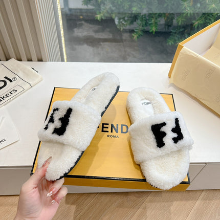 FLAT SLIDE IN WHITE FLEECE WITH BLACK LOGO