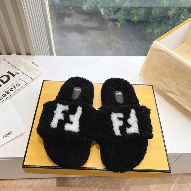 FLAT SLIDE IN BLACK FLEECE WITH WHITE LOGO