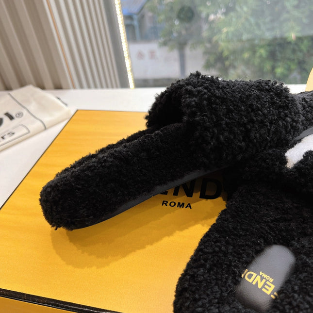 FLAT SLIDE IN BLACK FLEECE WITH WHITE LOGO