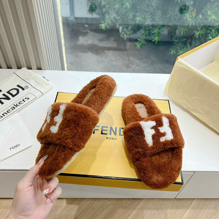 FLAT SLIDE IN GINGERBREAD BROWN FLEECE WITH WHITE LOGO