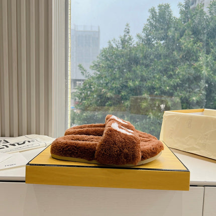 FLAT SLIDE IN GINGERBREAD BROWN FLEECE WITH WHITE LOGO