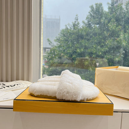 FLAT SLIDE IN WHITE FLEECE