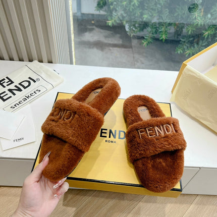 FLAT SLIDE IN GINGERBREAD BROWN FLEECE