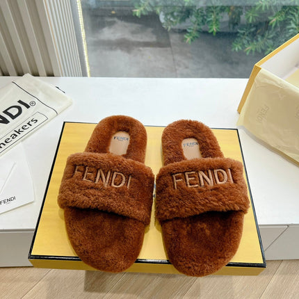 FLAT SLIDE IN GINGERBREAD BROWN FLEECE