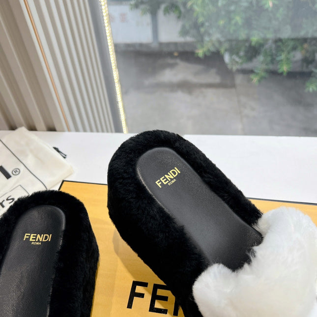 THICK-SOLDED SLIPPER IN WHITE MIX BLACK LAMB FUR