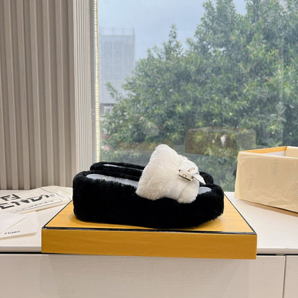 THICK-SOLDED SLIPPER IN WHITE MIX BLACK LAMB FUR