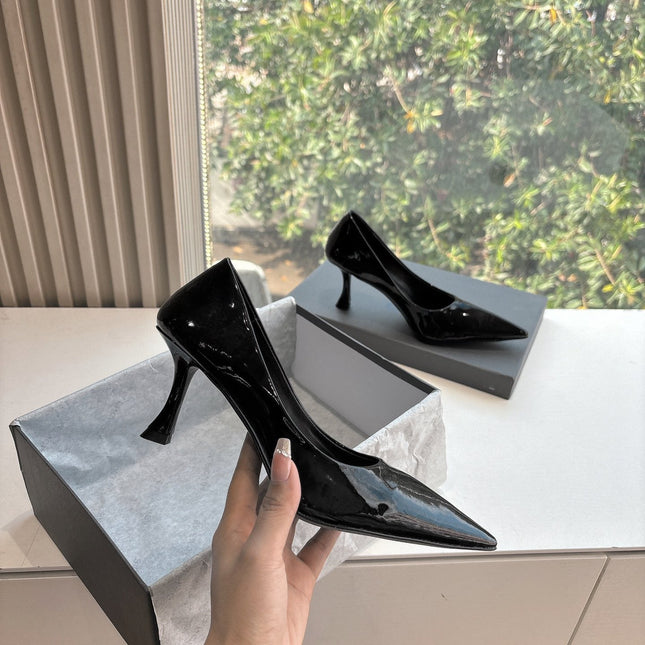 HIGH PUMPS IN BLACK PATENT CALFSKIN