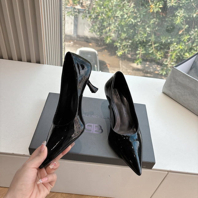 HIGH PUMPS IN BLACK PATENT CALFSKIN