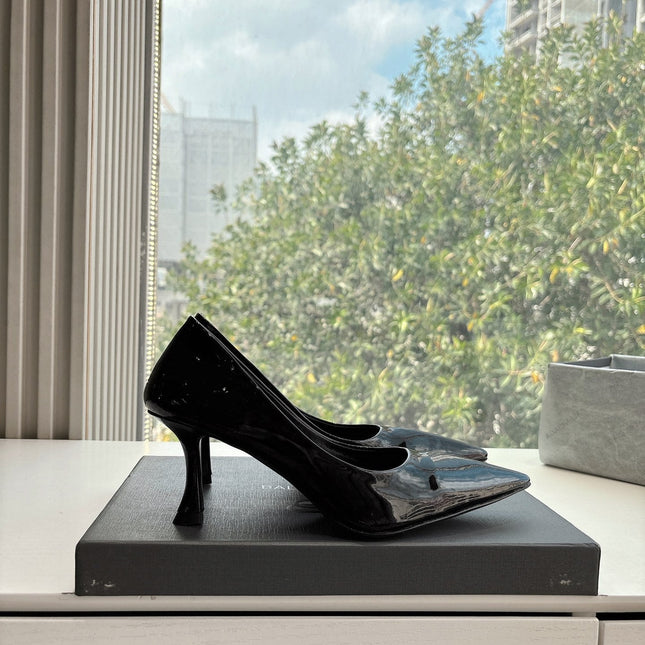 HIGH PUMPS IN BLACK PATENT CALFSKIN