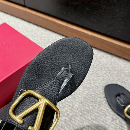 THONG SANDAL IN BLACK CALFSKIN WITH GOLD LOGO