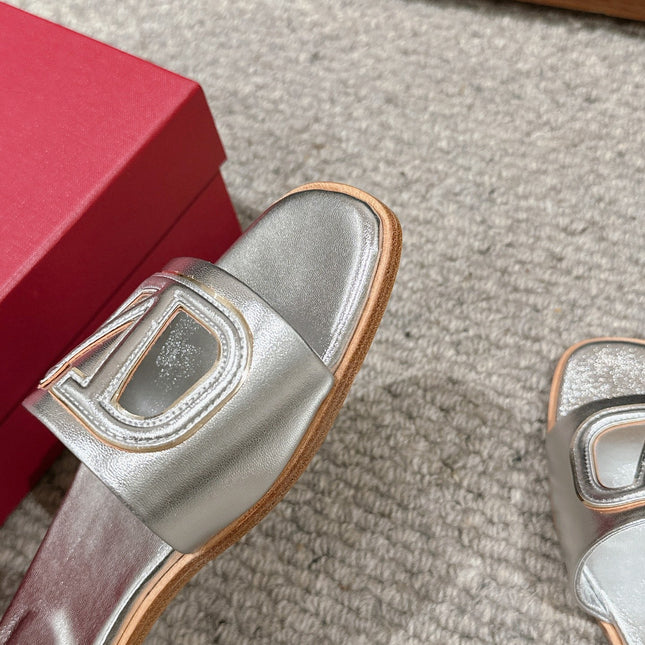 VLOGO CUT-OUT SILVER CALFSKIN SLIDE SANDAL