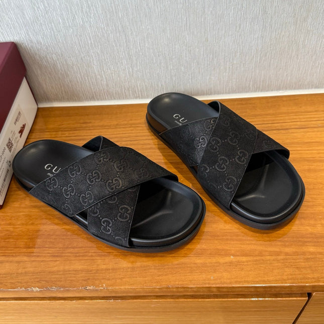 GG SLIDES X-STRAP IN BLACK SUEDE WITH EMBOSSED LOGO
