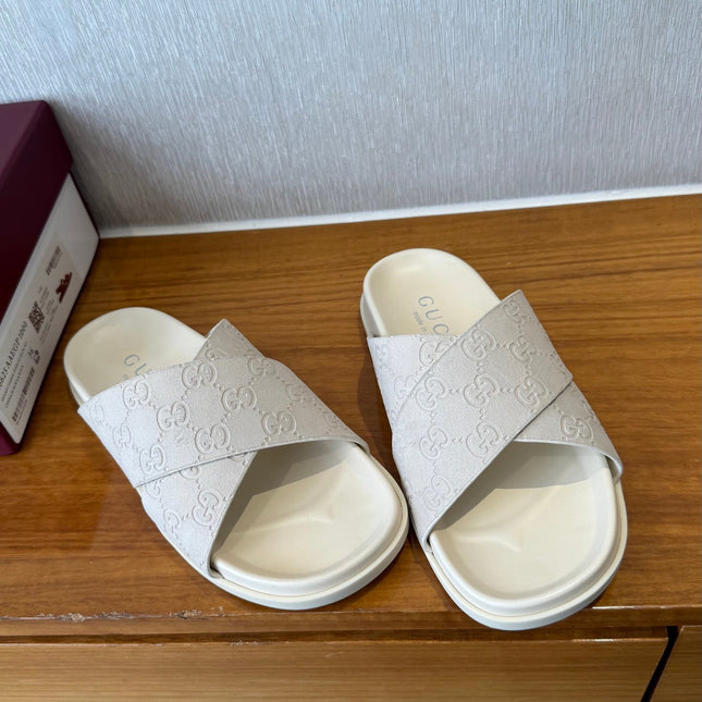 GG SLIDES X-STRAP IN WHITE SUEDE WITH EMBOSSED LOGO