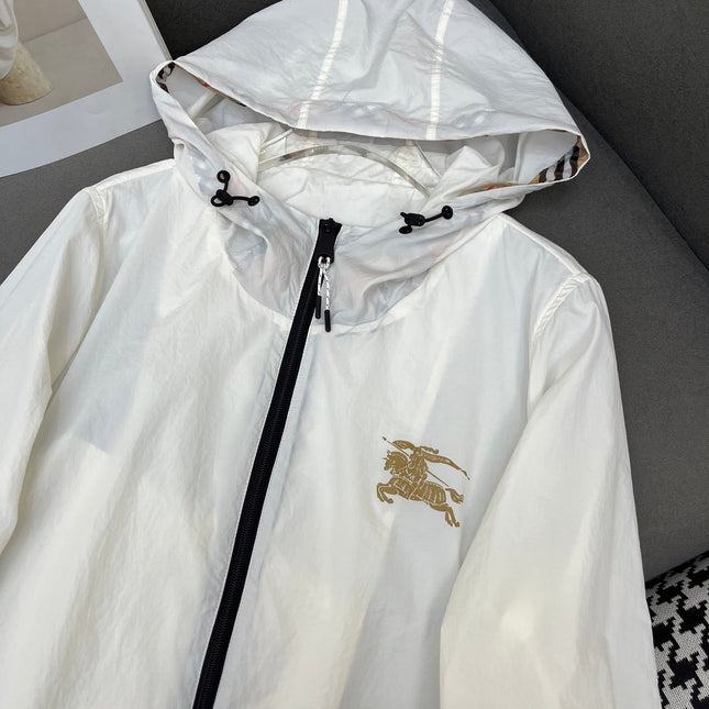 HOODED WINDBREAKER IN WHITE