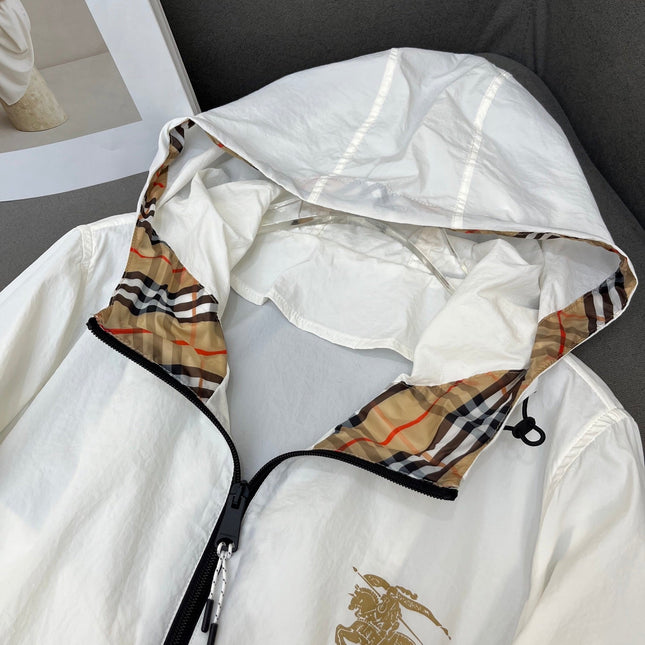 HOODED WINDBREAKER IN WHITE