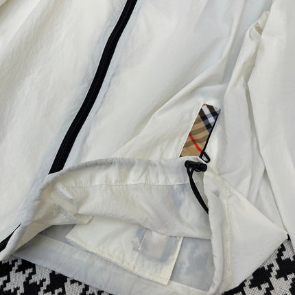 HOODED WINDBREAKER IN WHITE