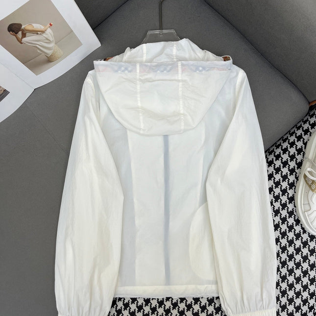 HOODED WINDBREAKER IN WHITE