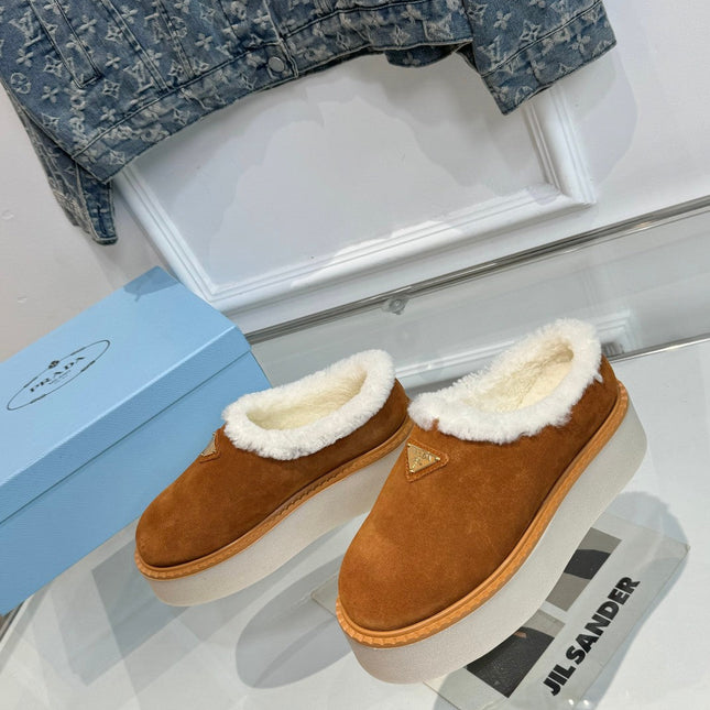 TRIANGLE LOGO MULES IN BRONZE BROWN SUEDE AND SHEARLING LINING