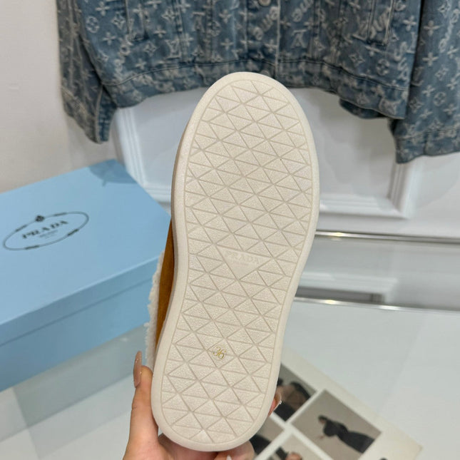 TRIANGLE LOGO MULES IN BRONZE BROWN SUEDE AND SHEARLING LINING