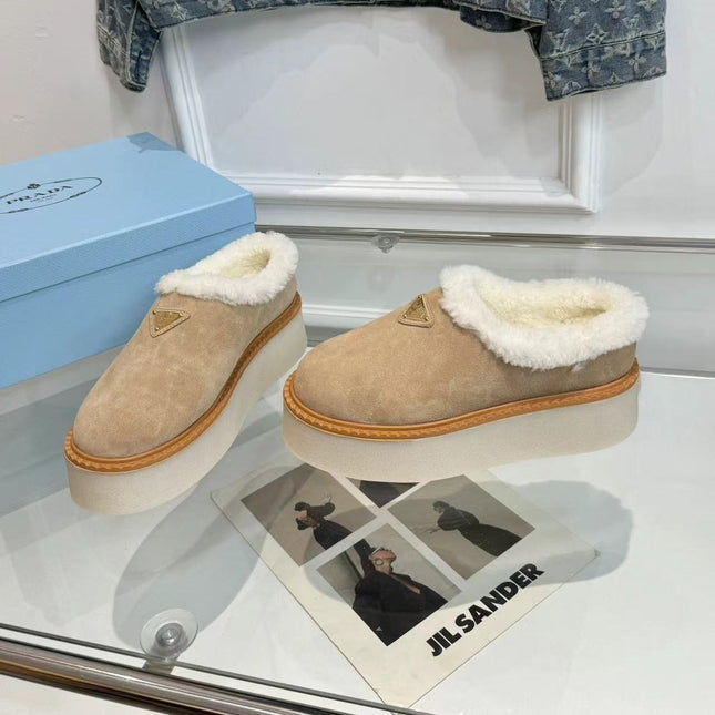 TRIANGLE LOGO MULES IN BEIGE SUEDE AND SHEARLING LINING