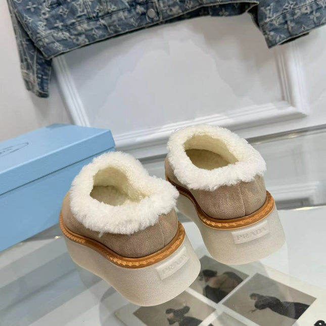 TRIANGLE LOGO MULES IN BEIGE SUEDE AND SHEARLING LINING