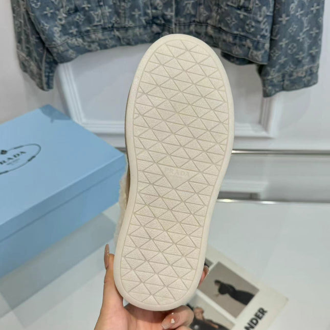 TRIANGLE LOGO MULES IN BEIGE SUEDE AND SHEARLING LINING