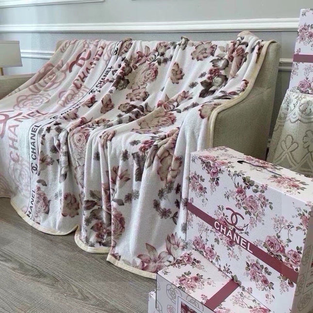 FLOWER BLANKET IN COLORFUL MILK VELVET 420225